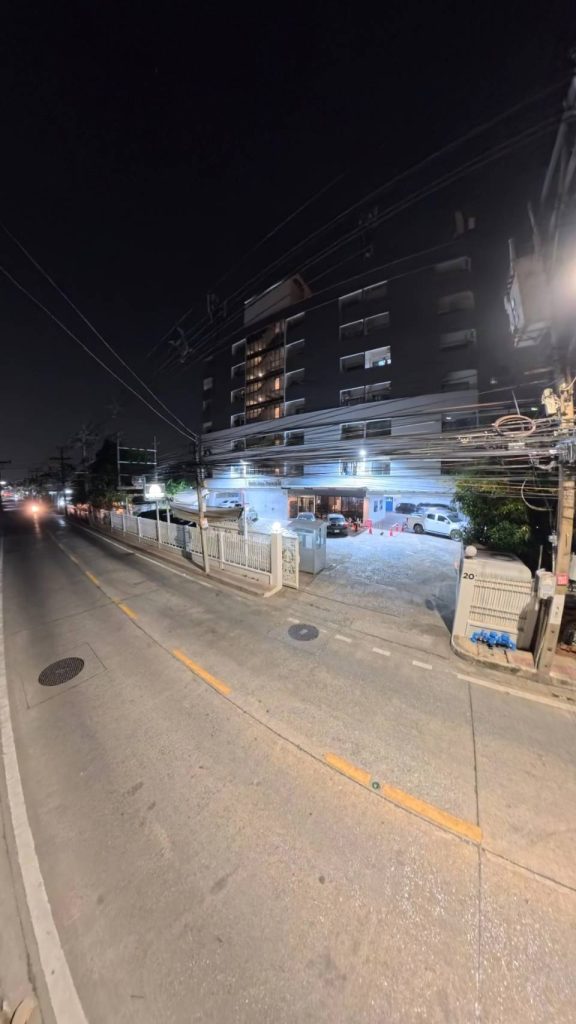 ด้านหน้าอาคารจากทางทิศตะวันตกของอาคารกิจนิรันดร์แมนชั่น อพาร์ทเม้นท์ให้เช่า ซอยลาดพร้าว 80