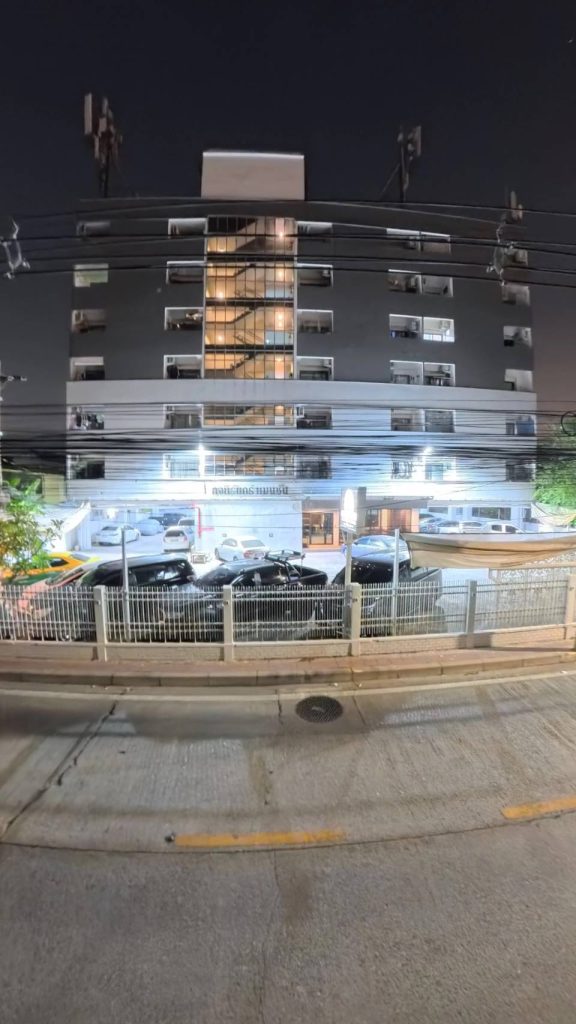 แนวรั้วด้านหน้าอาคาร กิจนิรันดร์แมนชั่น อพาร์ทเม้นท์ให้เช่า ซอยลาดพร้าว 80